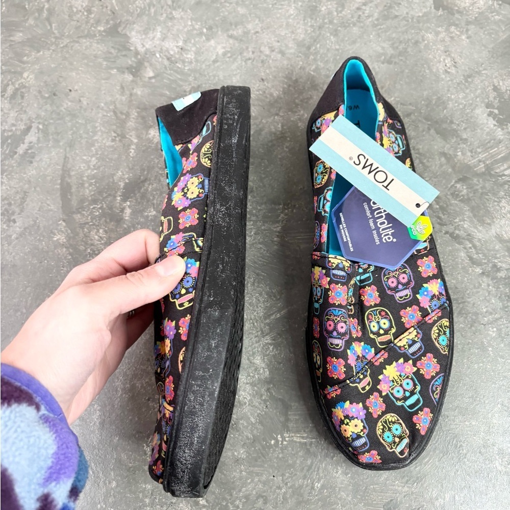 Toms Women's Alpargata Dia De Los Muertos 6.5 Glow In Dark Halloween shoes - Picture 5 of 5